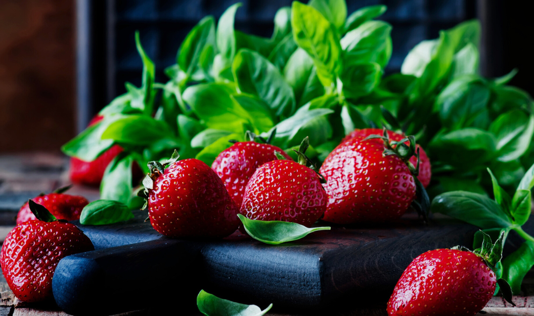 Erdbeeren und Basilikum als Beispiel eines gelungenen Food Pairings