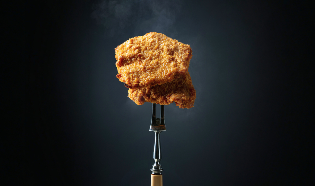 Aufgespießte Schnitzel auf einer Fleischgabel