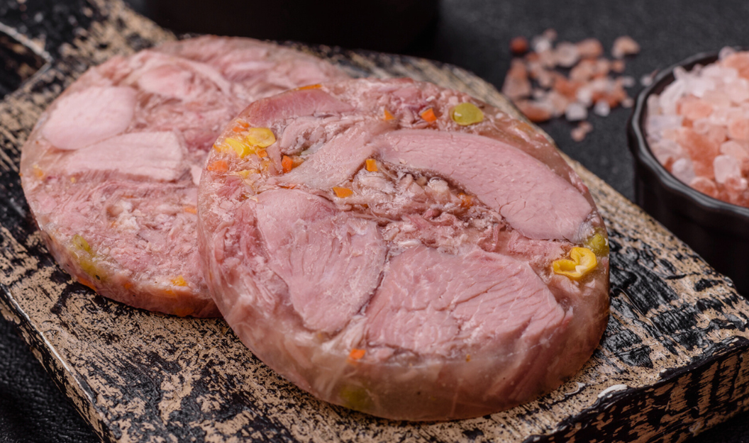 Fleisch und Gemüse in Aspik eingebettet und in Scheiben geschnitten