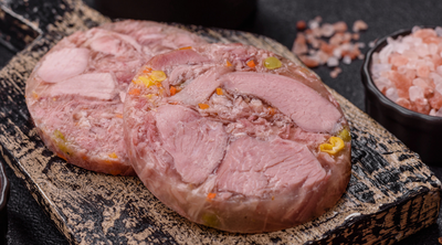 Fleisch und Gemüse in Aspik eingebettet und in Scheiben geschnitten