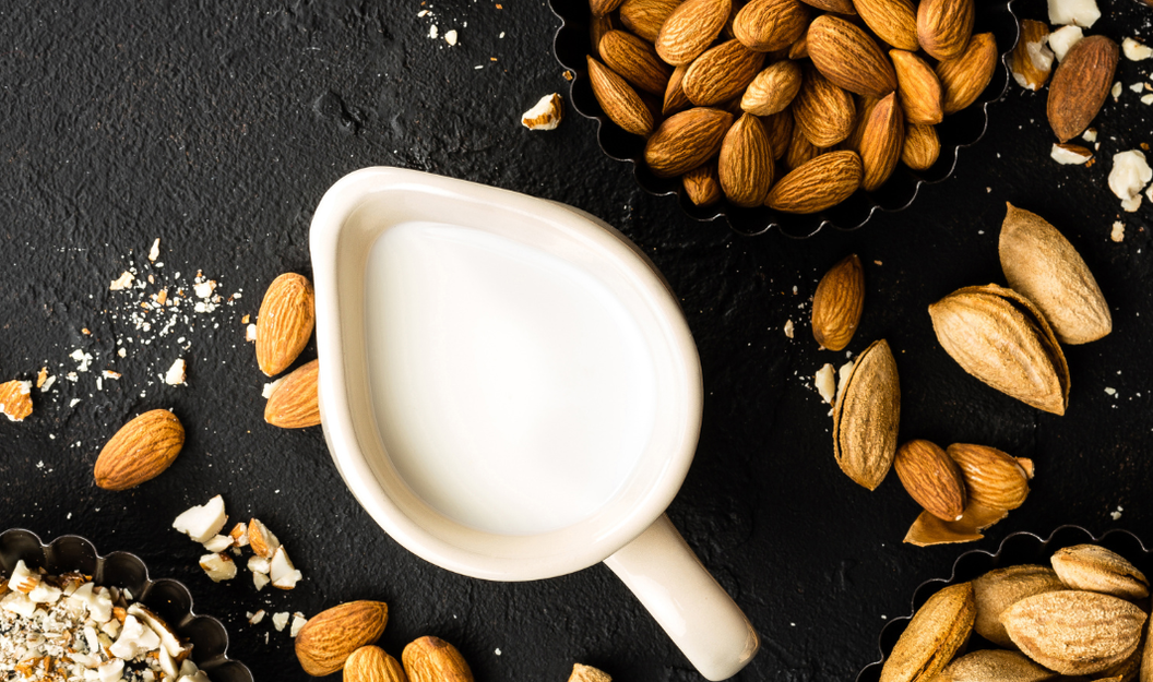 Für die Milch-Alternativen durchlaufen etwa Mandeln unterschiedliche Verarbeitungsschritte