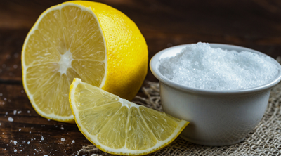 Frische Zitronen sowie Zitronensäure als Beispiel der Verarbeitungsformen von Zitronen