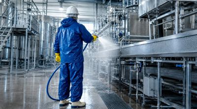 Nässeschutzbekleidung bei Reinigungsarbeiten bei der Lebensmittelproduktion