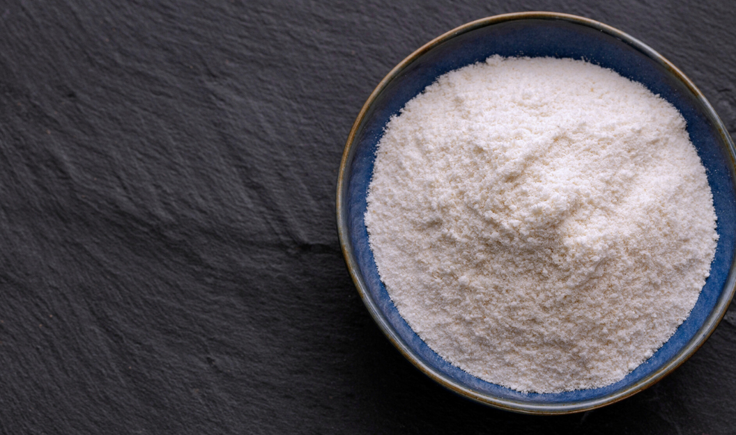 Gelatinepulver in einer Schüssel mit schwarzem Hintergrund