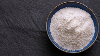 Gelatinepulver in einer Schüssel mit schwarzem Hintergrund