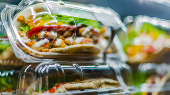 Praktisch abgepackte Mini-Mahlzeit im Stil der Snackification