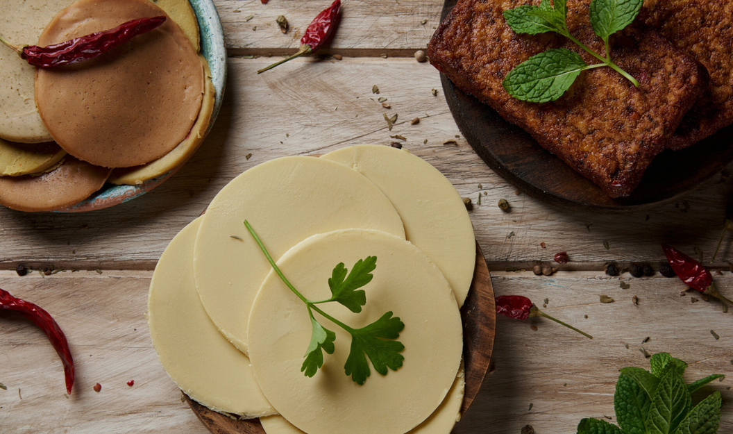 Vegane Käsescheiben auf einem Teller als Bestandteil eines veganen Angebots