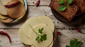 Vegane Käsescheiben auf einem Teller als Bestandteil eines veganen Angebots