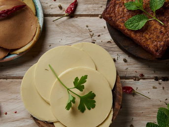 Vegane Käsescheiben auf einem Teller als Bestandteil eines veganen Angebots