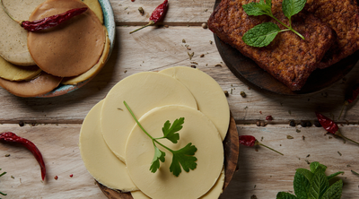Vegane Käsescheiben auf einem Teller als Bestandteil eines veganen Angebots
