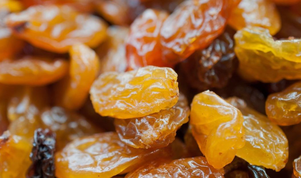 Nahaufnahme von Sultaninen, beliebten Trockenfrüchten in der Lebensmittelproduktion