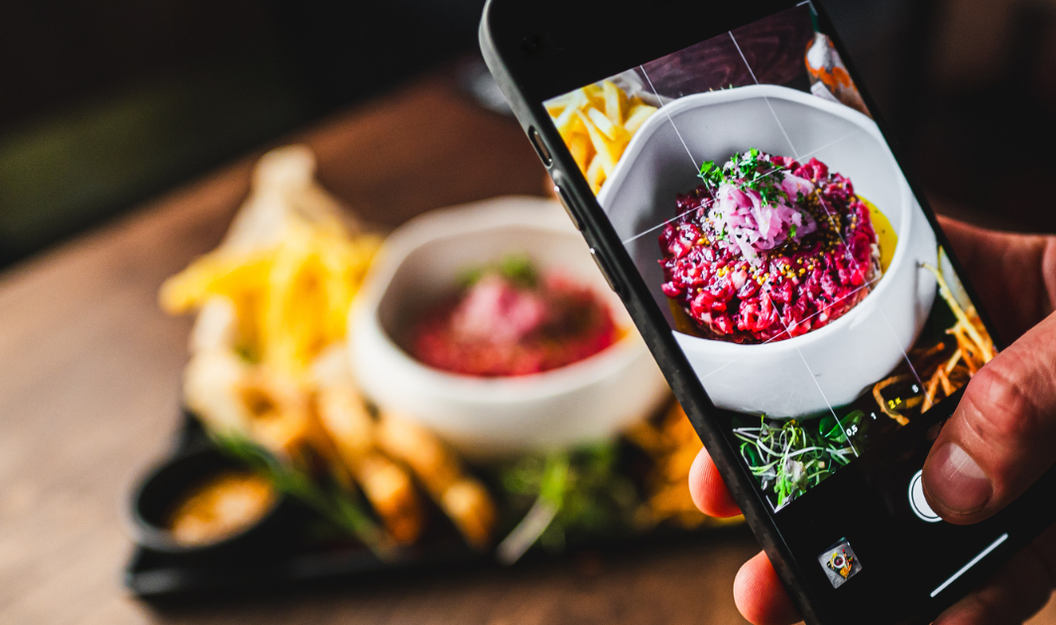 Bilder von Essen als beliebter Content in den sozialen Medien