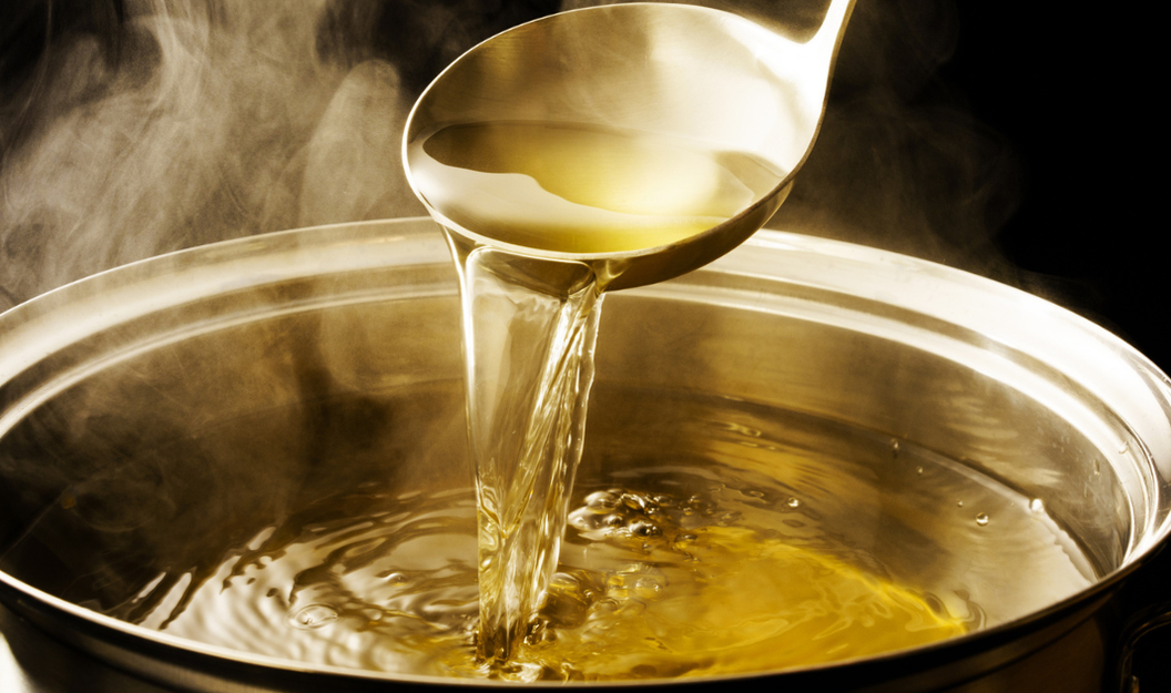 Ein Topf mit Dashi-Brühe, bekannt für ihren Umami-Geschmack