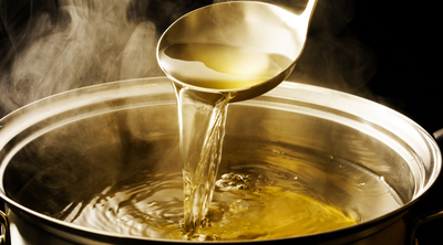 Ein Topf mit Dashi-Brühe, bekannt für ihren Umami-Geschmack