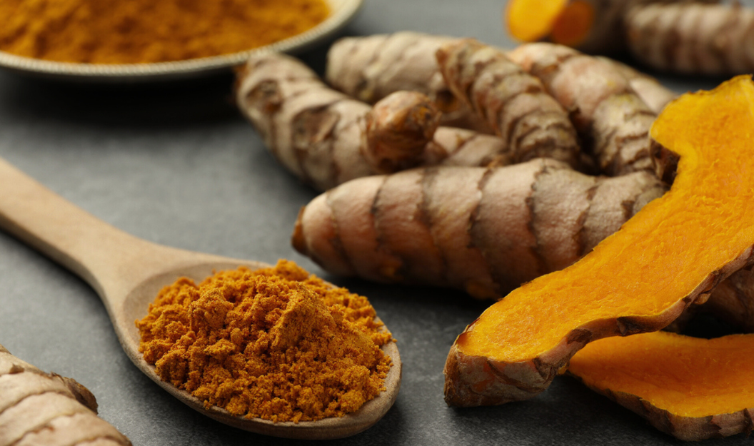 Kurkuma kommt als goldenes Gewürz und Farbgeber in der Lebensmittelindustrie zum Einsatz.