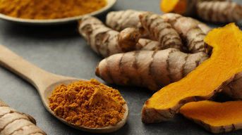 Kurkuma kommt als goldenes Gewürz und Farbgeber in der Lebensmittelindustrie zum Einsatz.