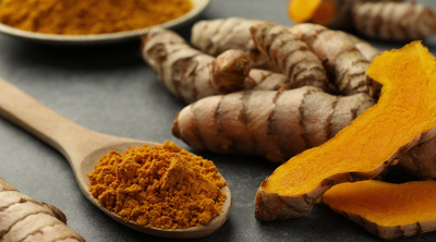 Kurkuma kommt als goldenes Gewürz und Farbgeber in der Lebensmittelindustrie zum Einsatz.