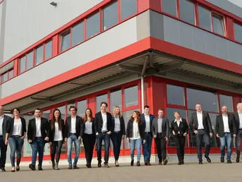 Mitarbeiter des Innendienstes vor Logistikzentrums
