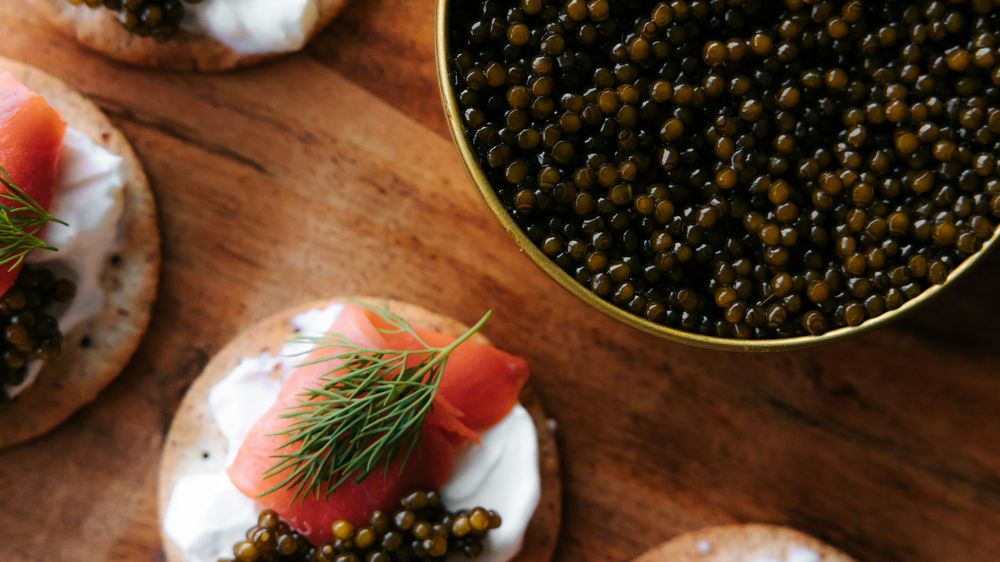 Kaviar auf Lachshäppchen mit Dillgarnitur