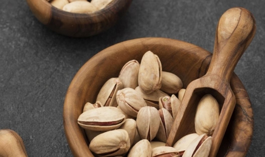 Pistazien – die grünen Kerne liegen in einer Schale zum Verzehr bereit