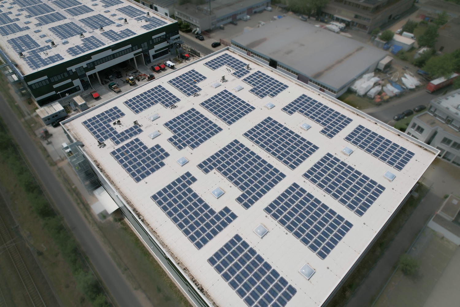 Gewerbehalle in der Nähe des Frankfurter Flughafens - belegt mit Solar.