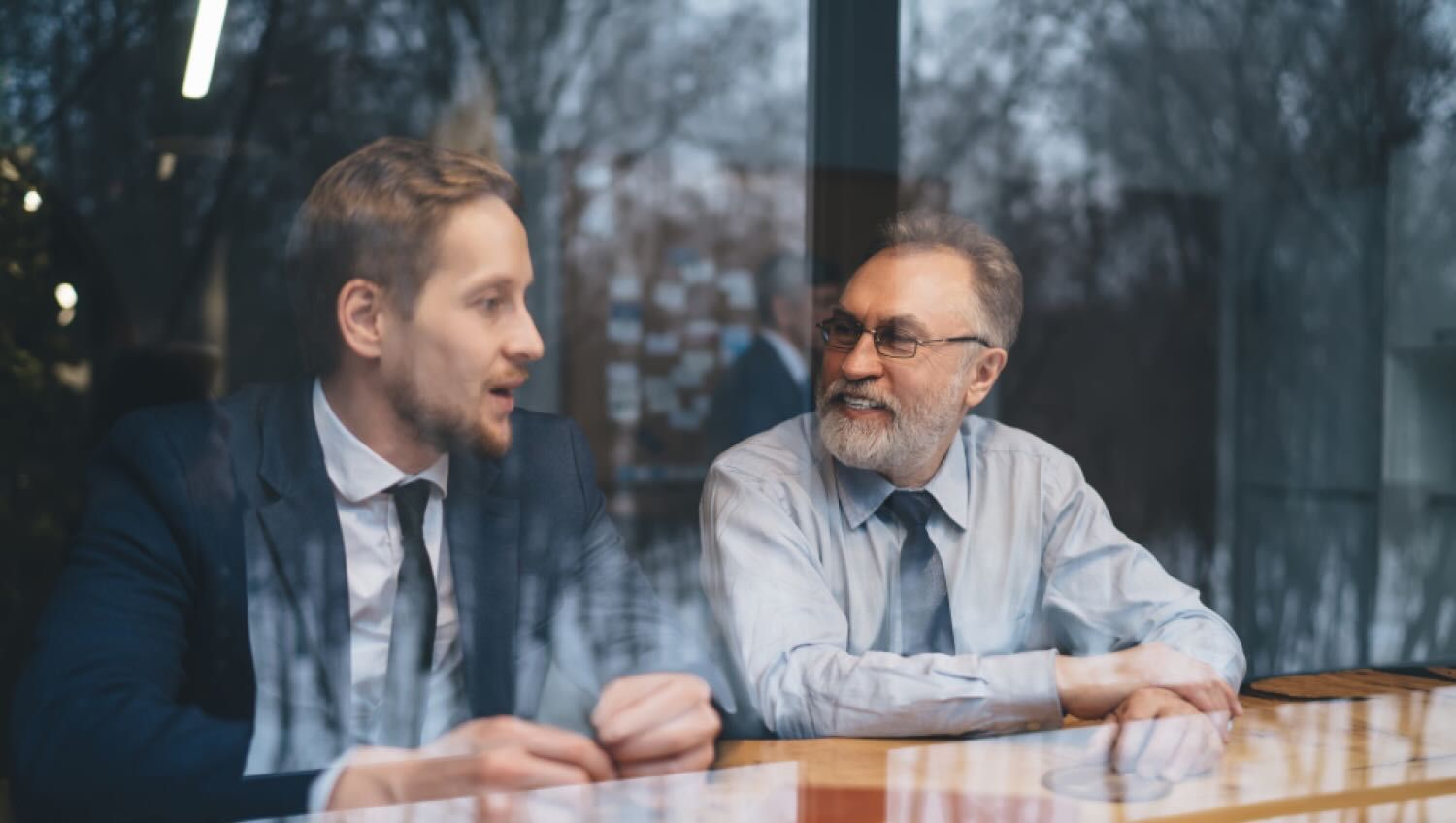 Zwei Partner führen ein geschäftliches Gespräch.
