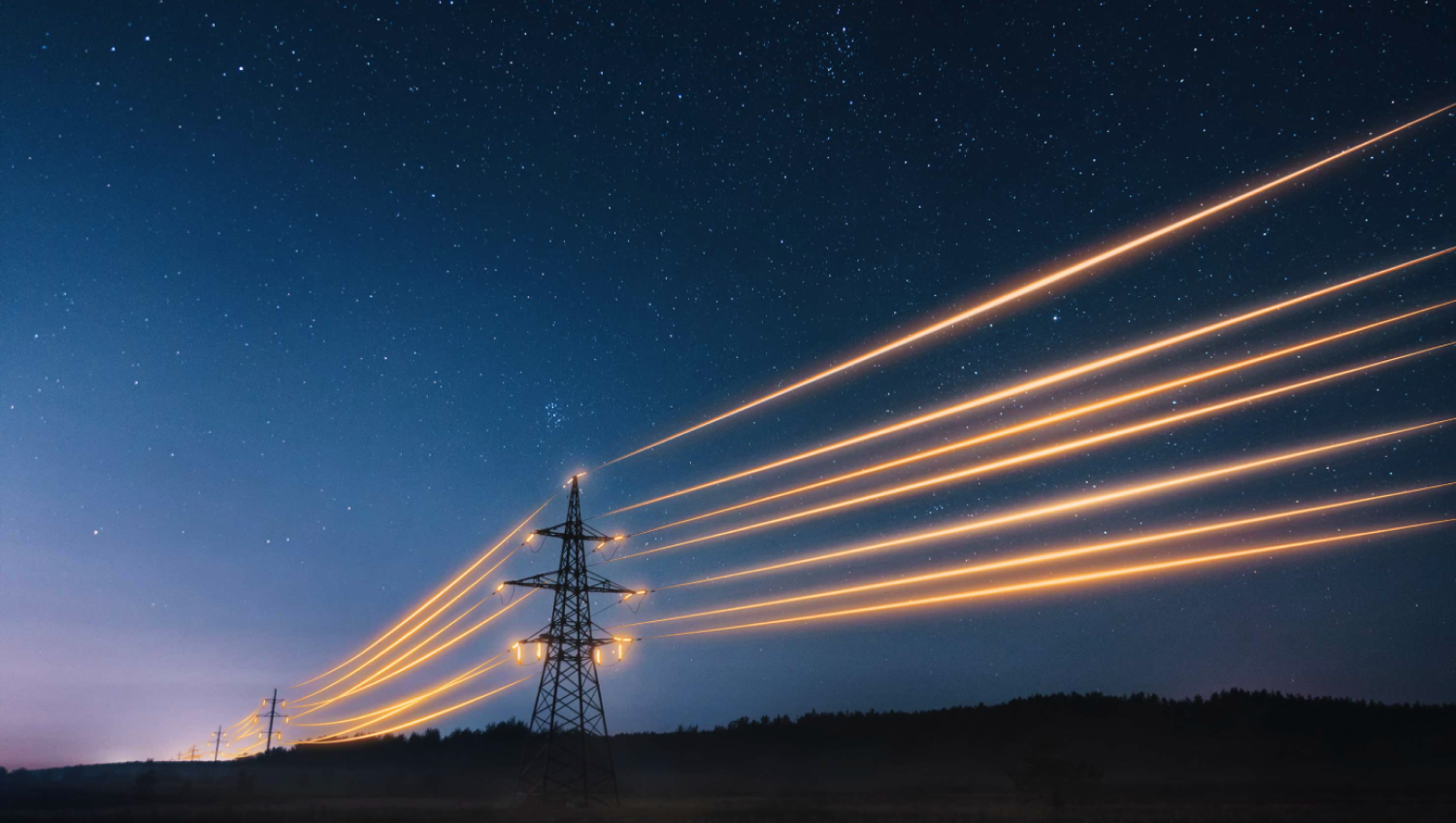 Stromkabel zwischen Masten leuchten auf in der Nacht.