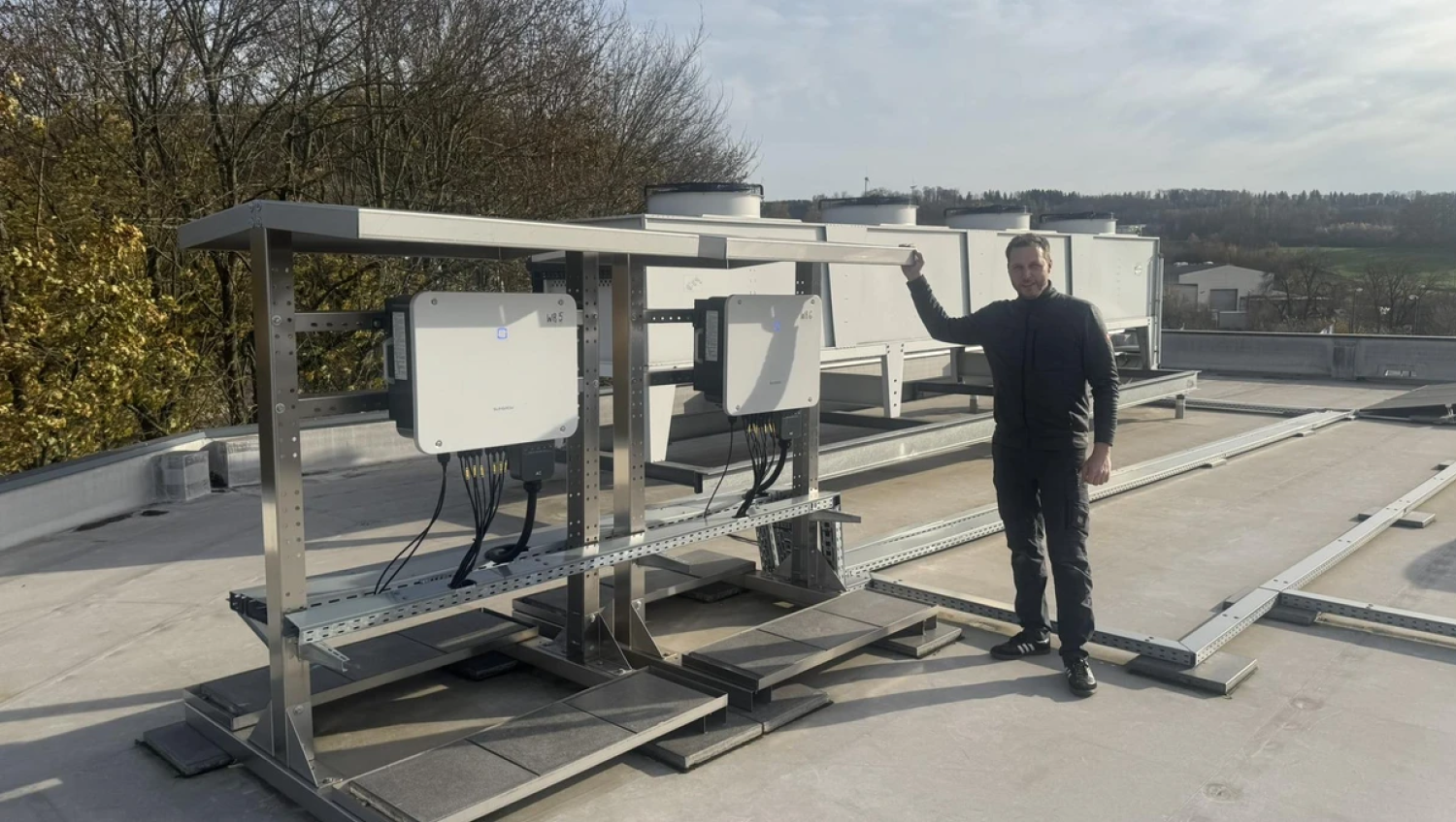 Technischer Leiter der H. Honert oHG Christopher Bies zeigt die Wechselrichter zur PV-Anlage auf dem Dach des Standortes in Garbeck.