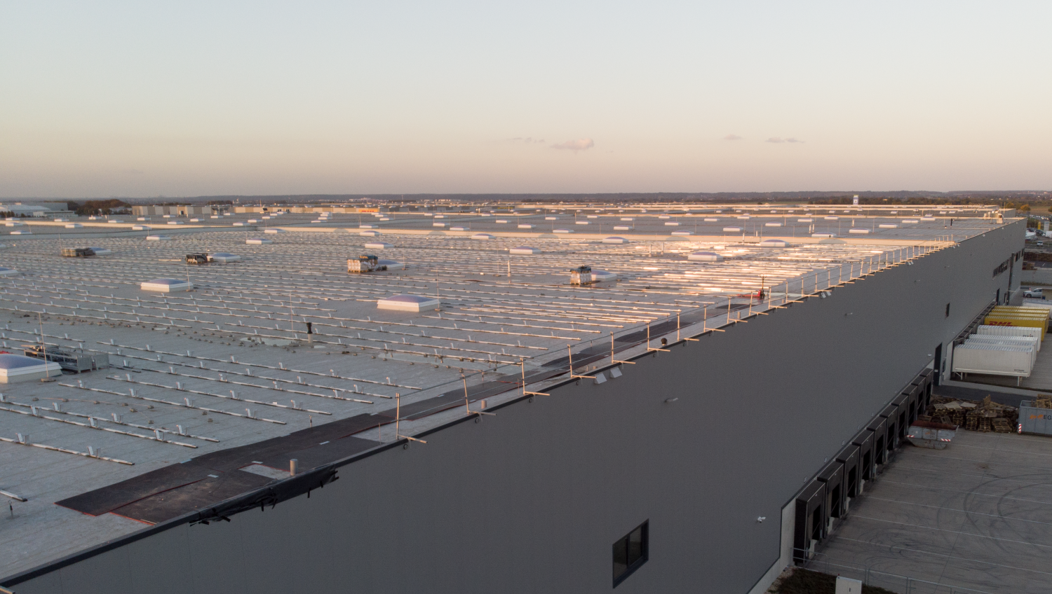 Leeres Großdach kurz vor der Installation von PV-Modulen.