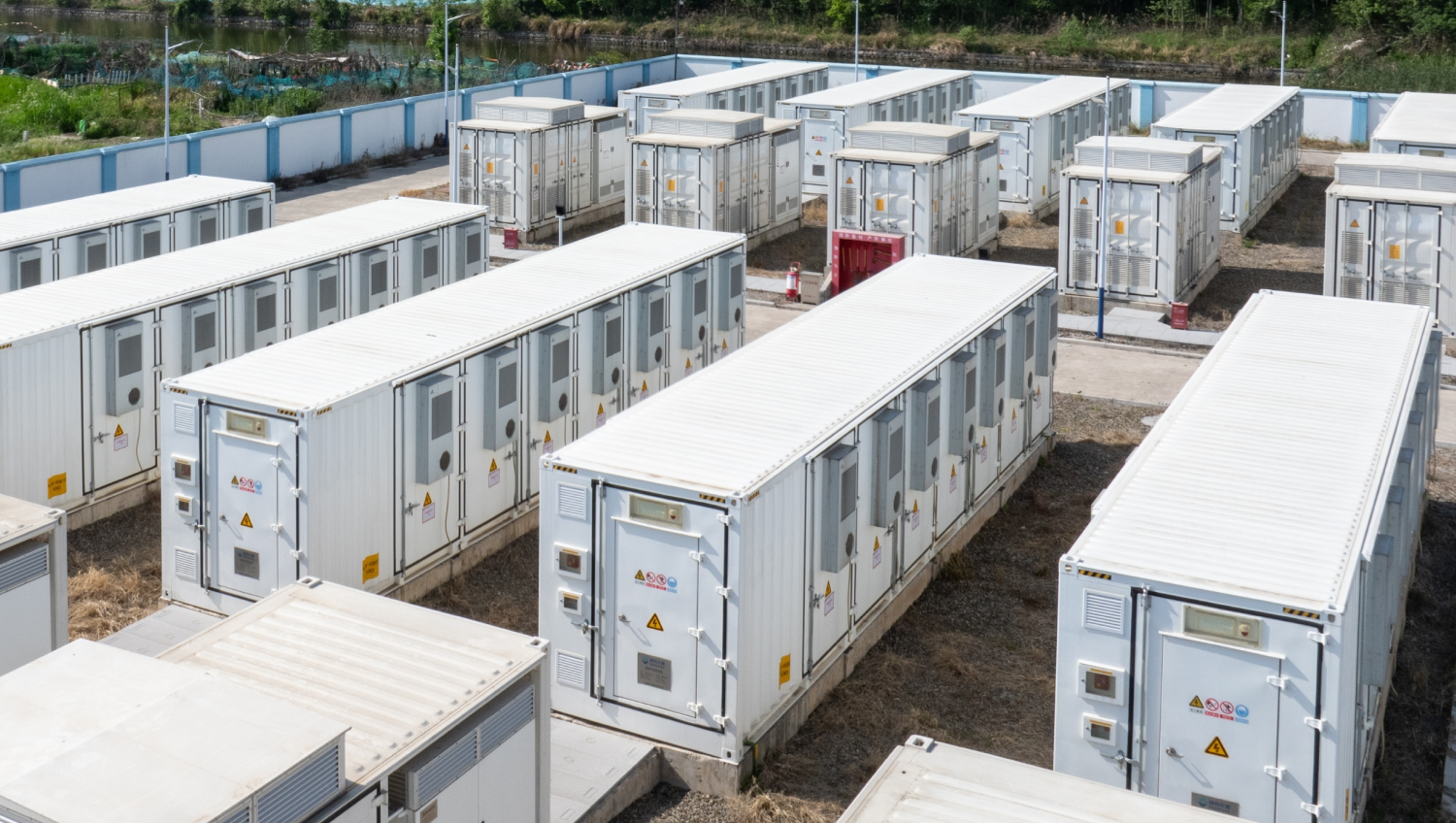 Gewerbliche Batteriespeicher auf einer großen Fläche in einem Industriegebiet.