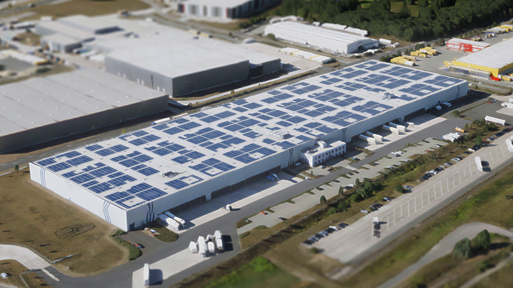 Die Logistikhalle in Wustermark ist aus der Vogelperspektive zu sehen: Auf dem Dach befindet sich eine große Solaranlage.