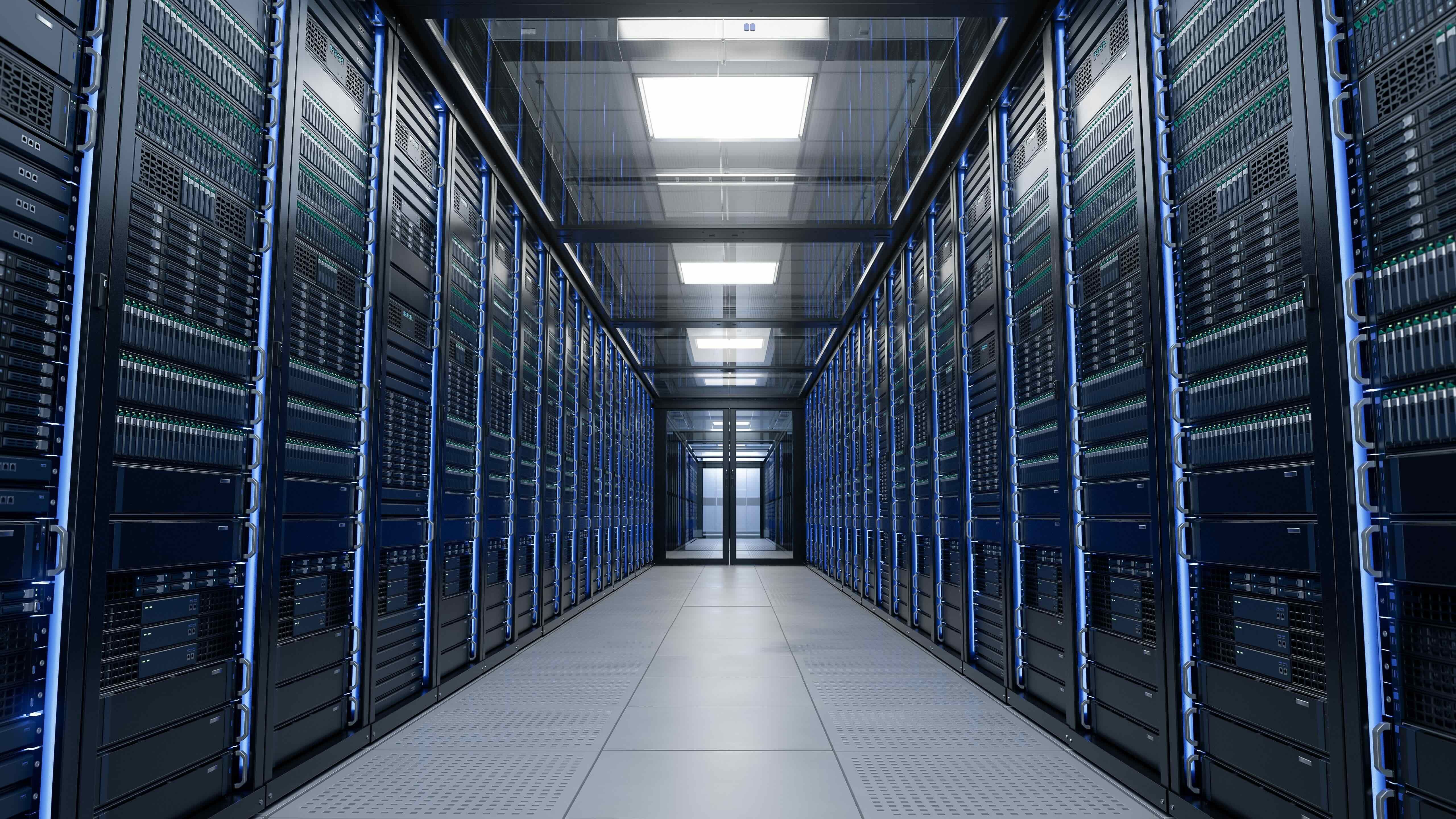 Server in einem großen Rechenzentrum entlang eines Ganges.