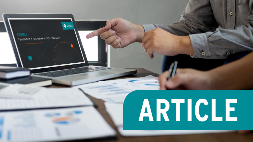 Hand zeigt auf ENVIRIA Präsentation auf einem Laptop