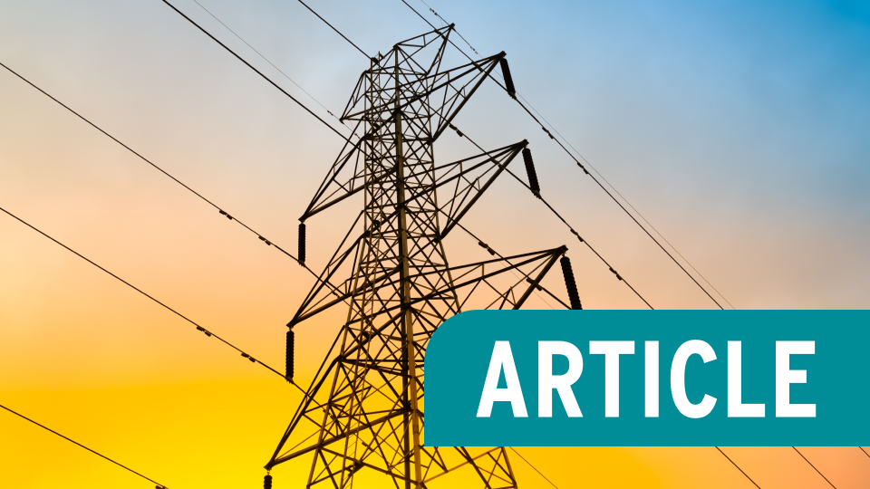 Stromleitungen an Strommast vor gelb-blauem Himmel