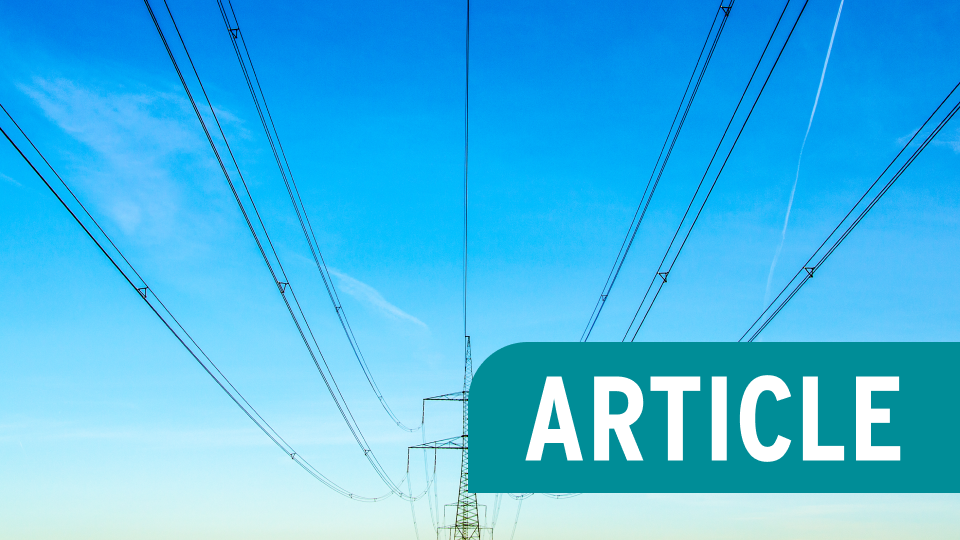 Stromoberleitungen vor blauem Himmel