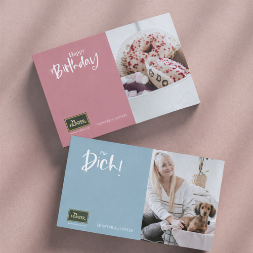 Two greeting cards on a textured surface: one says "HZwei Grußkarten auf strukturierter Oberfläche: Auf der einen steht „Happy Birthday“ mit Süßigkeiten, auf der anderen „Für Dich!“ mit einer Frau und einem Hund.appy Birthday" with sweets, the other "Für Dich!" with a woman and dog.