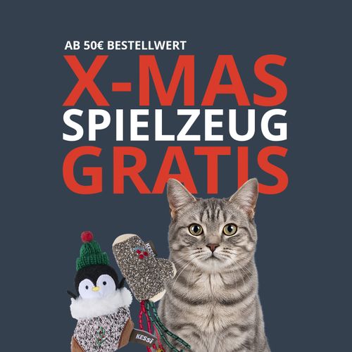 Graue getigerte Katze mit Weihnachtsspielzeugen vor dunklem Hintergrund mit der Aufschrift „X-MAS SPIELZEUG GRATIS“