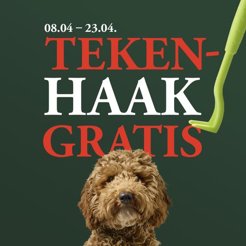 Zachte bruine hond tegen een groene achtergrond. Tekst: „08-04 – 23-04. Gratis tekenhaak.“ Er staat een groene tekenhaak afgebeeld.