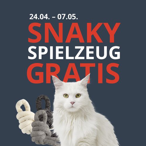 Weiße Katze vor dem Schriftzug „24.04. – 07.05. SNAKY SPIELZEUG GRATIS“ mit drei Filzspielzeugen auf dunklem Hintergrund.