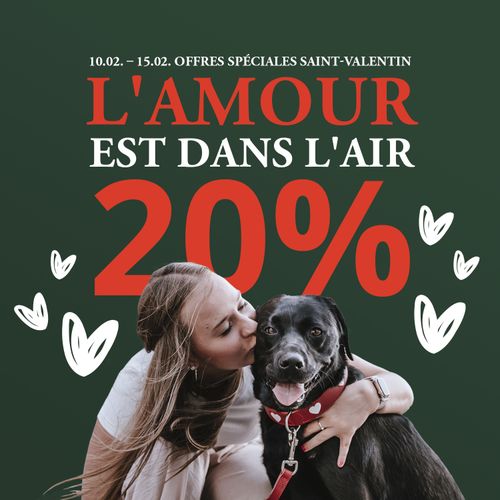 Une femme embrasse un chien noir devant un fond vert avec l'inscription « L´amourmour est dans l´air, 20 % de réduction » et des illustrations sur le thème de la Saint-Valentin.
