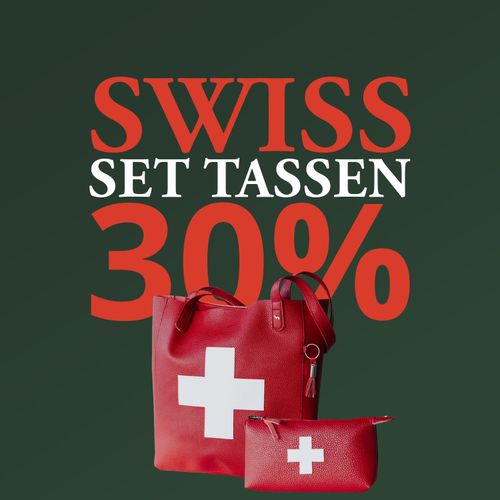 Rode shopper en bijpassend etui met wit Zwitsers kruis op donkergroene achtergrond en opvallende letters “SWISS SET TASSEN 30 %”.
