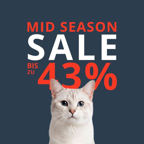 Eine Katze vor einem dunkelblauen Hintergrund mit auffälliger roter und weißer Schrift, auf der steht: „Mid Season Sale bis zu 43 %”.