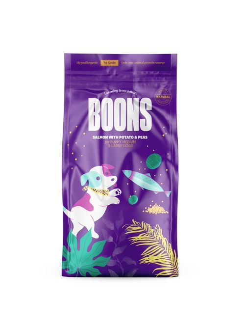 Ein Sack Boons Hundefutter. Es ist ein lila farbender Sack mit verschiedenen grafischen Elementen drauf.