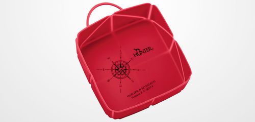 Roter, zusammenfaltbarer Silikon-Reisenapf mit Kompassmotiv und „HUNTER“-Logo, ausgestattet mit einem Griff für einfachen Transport.