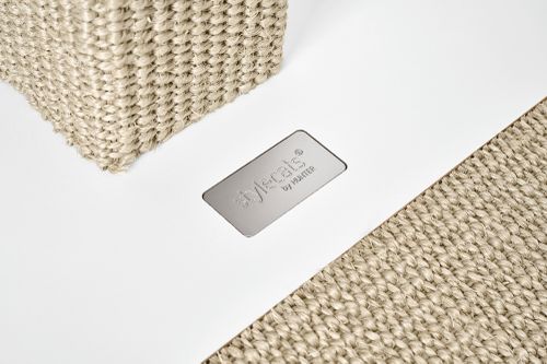 Nahaufnahme des eingelegten Metall-Logos „stylecats® by HUNTER“ auf der weißen Bodenplatte eines Kratzbaums, umgeben von Sisalflächen und dem unteren Teil eines Sisalstamms.