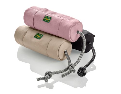 Drei unterschiedlich farbende Dummys in rosa, beige und schwarz liegen aufeinander.