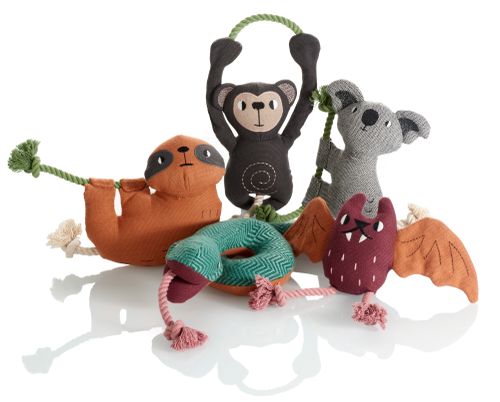 Fünf verschiedene Hundespielzeuge in niedlicher Tier-Optik auf weißem Hintergrund.