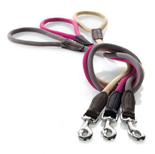 Drei verschiedene Tau-Leinen in grau, beige und himbeer ineinander verknotet