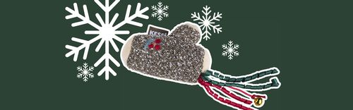 Winterliches Spielzeug in Holz-Optik mit Stechpalmen und rot-grünen Quasten auf dunkelgrünem Hintergrund mit weißen Schneeflocken