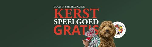 Donkergroene banner met de tekst “kerst speelgoed gratis” in vetgedrukte rode/witte letters, met een kleine krullende bruine hond die kerstspeelgoed vasthoudt.